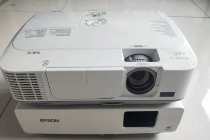 转让投影仪和笔记本电脑,基本全新,配件齐全 转让投影仪和笔记本电脑,基本全新,配件齐全